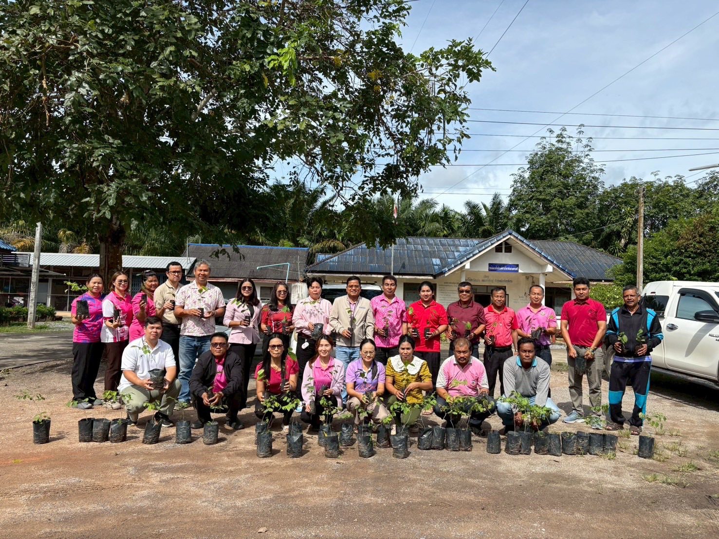 วันรักต้นไม้แห่งชาติ ประจําปี 2568 🌱🌱
วันอังคารที่ 21 ตุลาคม 2568 เวลา 09:30 น. 
เทศบาลตำบลควนศรี จัดกิจกรรมปลูกต้นไม้เนื่องในวันรักต้นไม้แห่งชาติ ประจำปี 2568  นำโดย ดร.เสกสรร ริยาพันธ์ นายกเทศมนตรี  นางสาวหทัยทัต มีนา ปลัดเทศบาลฯ หัวหน้าส่วนราชการ ข้าราชการ และพนักงานเทศบาลตำบลควนศรี
เข้าร่วมกิจกรรมปลูกพืชผักสวนครัว ณ บริเวณสำนักงานเทศบาลตำบลควนศรี หมู่ที่ 2 ตำบลควนศรี อำเภอบ้านนาสาร จังหวัดสุราษฎร์ธานี