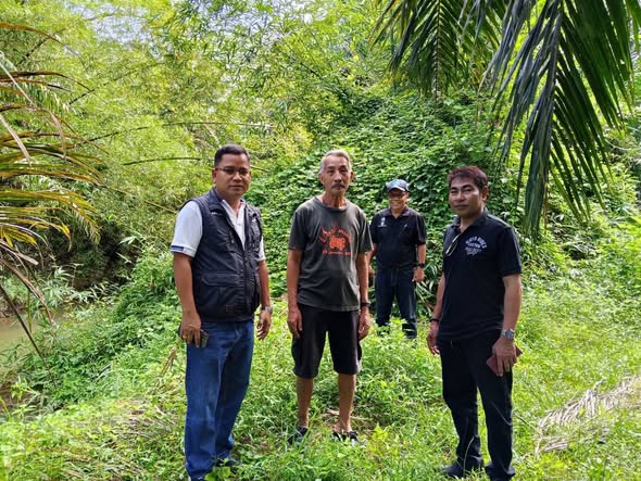 ดร.เสกสรร ริยาพันธ์ นายกเทศมนตรีตําบลควนศรี นายสมภพ สุขเตี้ยม ที่ปรึกษานายกเทศมนตรี พร้อมด้วยเจ้าหน้าที่กองช่าง และนายจำรัส ขุนพัฒนากุล อดีตผู้ใหญ่บ้าน หมู่ที่ 2 บ้านควนศรี ตำบลควนศรี อำเภอบ้านนาสาร จังหวัดสุราษฎร์ธานี ลงสำรวจพื้นที่เพื่อวางแผนทำแบบแปลนฝายน้ำล้นคลองพรง