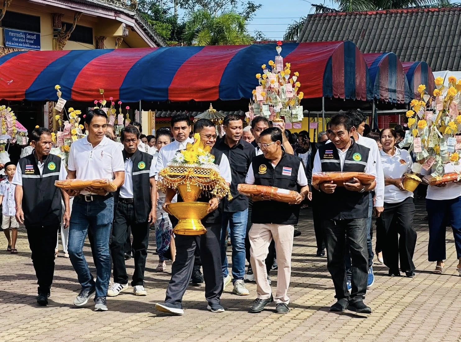 วันที่ 1 พฤศจิกายน 2568 ดร.เสกสรร ริยาพันธ์ นายกเทศมนตรีตำบลควนศรี พร้อมคณะผู้บริหารเทศบาล สมาชิกสภาเทศบาล พนักงานเทศบาล ผู้นำท้องที่ ประชาชนตำบลควนศรีและพื้นที่ใกล้เคียง ร่วมอนุโมทนาบุญทอดกฐินสามัคคี ประจำปี 2568 ณ วัดควนศรี อำเภอบ้านนาสาร จังหวัดสุราษฎร์ธานี #เทศบาลตำบลควนศรี_นายกเทศมนตรีตำบลควนศรี #วัดควนศรี #งานประชาสัมพันธ์