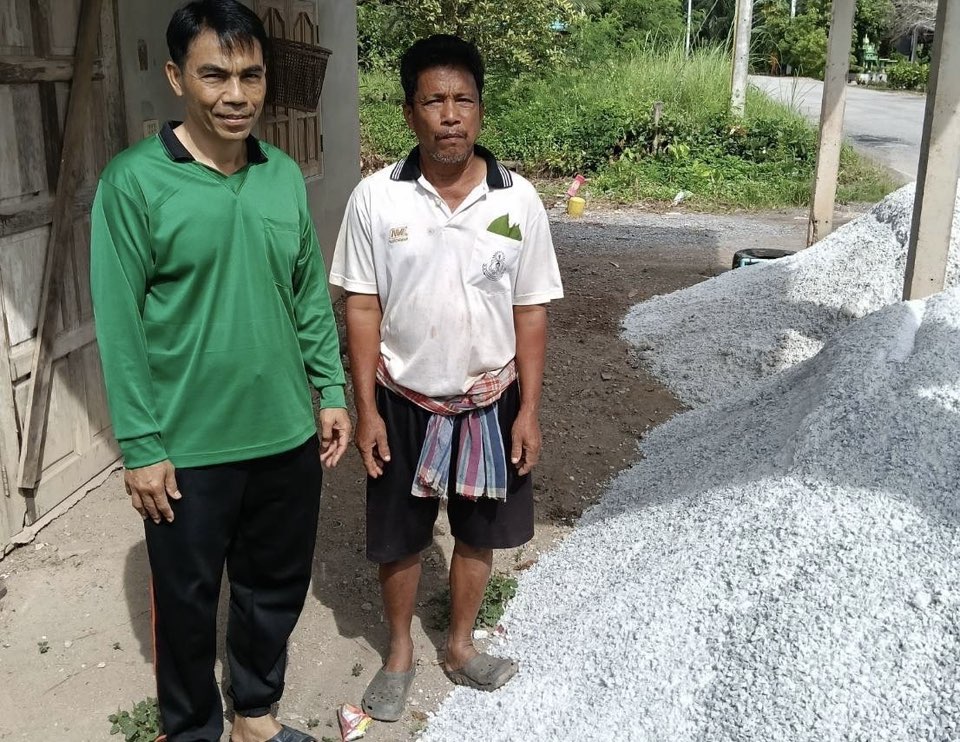 ดร.เสกสรร ริยาพันธ์ นายกเทศมนตรีตำบลควนศรี มอบหมายให้ นายธีระพงษ์ จันทบูรณ์ รองนายกเทศมนตรีฯ พร้อมด้วยเจ้าหน้าที่งานป้องกันและบรรเทาสาธารณภัย ลงพื้นที่ หมู่ที่ 5 บ้านมอเก็ต ช่วยเหลือแก้ปัญหาบ้านเรือนที่ถูกน้ำกัดเซาะตลิ่ง พื้นทรุด โดยการถมดินปรับพื้นที่ให้กับชาวบ้านผู้ได้รับความเดือดร้อน