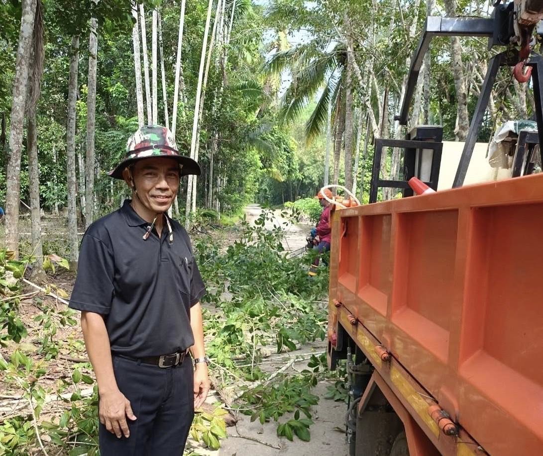ดร.เสกสรร ริยาพันธ์ นายกเทศมนตรีตำบลควนศรี มอบหมายให้ นายธีระพงษ์ จันทบูรณ์ รองนายกเทศมนตรีฯ พร้อมด้วยกองช่าง และเจ้าหน้าที่งานป้องกันและบรรเทาสาธารณภัย ลงพื้นที่ หมู่ที่ 6 บ้านควนเนียง ออกตัดแต่งต้นไม้ริมถนนแนวสายไฟฟ้า