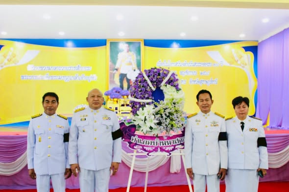 วันพฤหัสบดีที่ 25 พฤศจิกายน 2568 เวลา 07.30 น. ณ ศาลาประชาคมอำเภอบ้านนาสาร ดร.เสกสรร ริยาพันธ์ นายกเทศมนตรีตำบลควนศรี มอบหมายให้ นายสมภพ สุขเตี้ยม ที่ปรึกษานายกฯ นางสาวหทัยทัต มีนา ปลัดเทศบาล พร้อมด้วย นายไวพจน์ เพ็ชรศรี ร่วมกิจกรรมเฉลิมพระเกียรติพระบาทสมเด็จพระมงกุฎเกล้าเจ้าอยู่หัว เนื่องในโอกาสวันคล้ายวันสวรรคตครบ 100 ปี 25 พฤศจิกายน 2568 และงานเฉลิมพระเกียรติ สมเด็จพระเจ้าภคินีเธอ เจ้าฟ้าเพชรรัตนราชสุดา สิริโสภาพัณณวดี เนื่องในโอกาสวันคล้ายวันประสูติครบ 100 ปี 24 พฤศจิกายน 2568 เพื่อเป็นการน้อมรำลึกถึงพระมหากรุณาธิคุณให้พระบาทสมเด็จพระมงกุฎเกล้าเจ้าอยู่หัว ที่มีต่อปวงชนขาวไทยเป็นล้นพ้นอย่างหาที่สุดมิได้ โดยมี นายอุทัย เทือกสุบรรณ นายอำเภอบ้านนาสาร ประธานในพิธีจัดกิจกรรม
#เทศบาลตำบลควนศรี_นายกเทศมนตรีตำบลบลควนศรี
#งานประชาสัมพันธ์