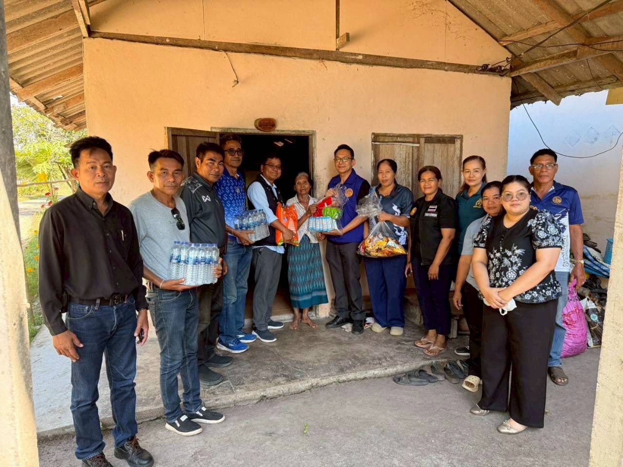 นายอุทัย เทือกสุบรรณ นายอำเภอบ้านนาสาร ประธานคณะกรรมการบริหารศูนย์อำนวยการปฏิบัติการขจัดความยากจนและพัฒนาคนทุกช่วงวัยอย่างยั่งยืนตามหลักปรัชญาของเศรษฐกิจพอเพียงระดับอำเภอ (ศจพ.อ.) มอบหมาย นายธนิตย์ชัย เทือกสุบรรณ ปลัดอำเภอ(ปลัดประจำตำบลควนศรี) ลงพื้นที่ร่วมกับ ดร.เสกสรร ริยาพันธ์ นายกเทศมนตรีตำบลควนศรี พร้อมด้วยสมาชิกสภา หัวหน้าส่วนราชการและหน่วยงานที่เกี่ยวข้อง เพื่อเยี่ยมเยียนและให้กำลังใจครัวเรือนเปราะบางในพื้นที่ จำนวน 4 ราย ในหมู่ที่ 1 ,หมู่ที่ 2,หมู่ที่ 4และหมู่ที่ 5 พร้อมมอบถุงยังชีพและอุปกรณ์เครื่องใช้สำหรับผู้ป่วยติดเตียงให้กลุ่มเปราะบาง รวมทั้งพูดคุยสอบถามข้อมูลด้านการดำรงชีวิต สุขภาพ รายได้ และความเป็นอยู่ของครัวเรือน เป็นลำดับ