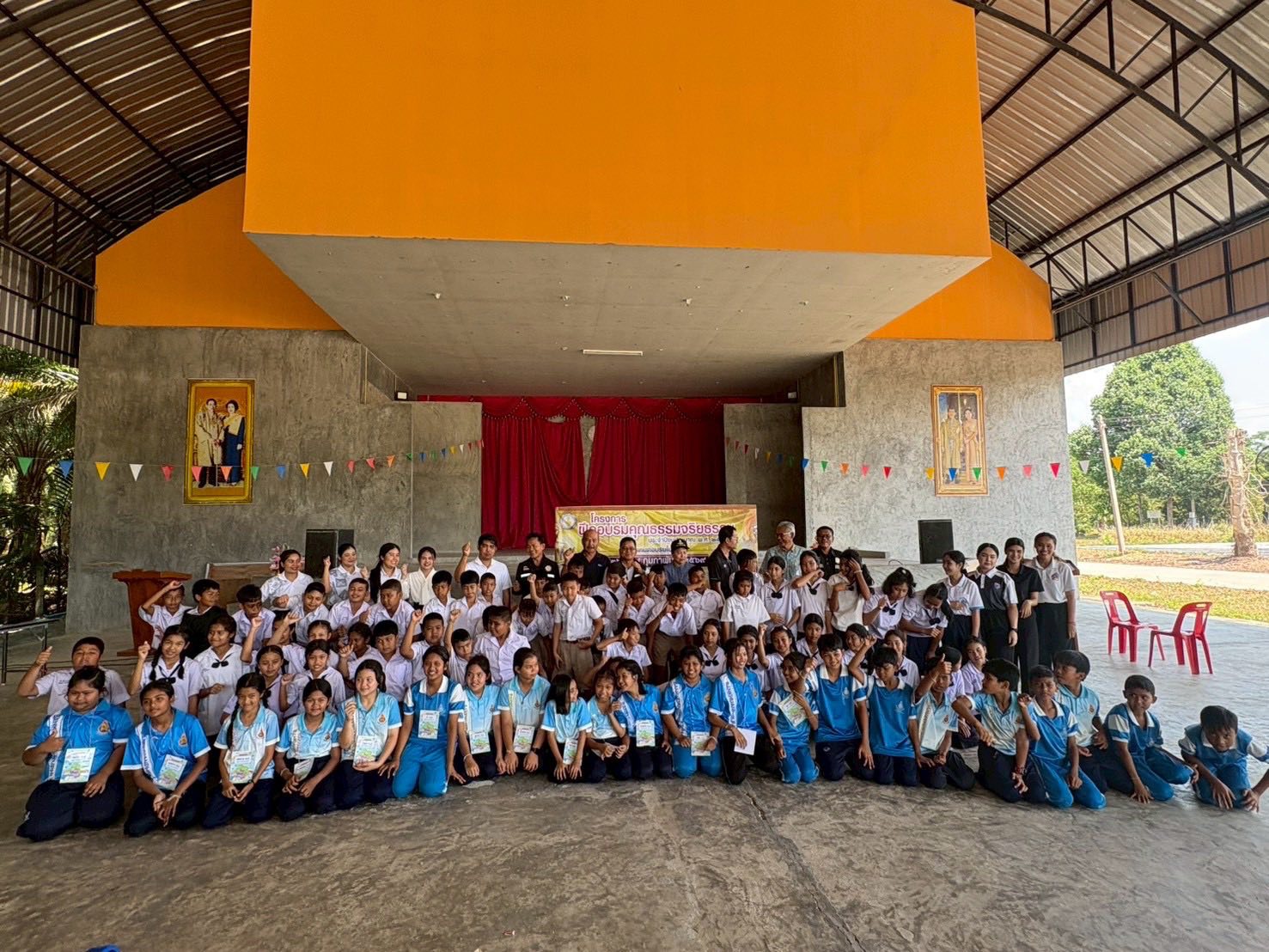 วันที่ 26 กุมภาพันธ์ 2569
ดร.เสกสรร ริยาพันธ์ นายกเทศมนตรีตำบลควนศรี มอบหมายให้นายสุชา ซัง ที่ปรึกษานายกฯ เป็นประธานในพิธีเปิดโครงการฝึกอบรมคุณธรรมจริยธรรม  ประจำปี พ.ศ. 2569
ณ ศาลาอเนกประสงค์เทศบาลตำบลควนศรี 
โดยมีคณะผู้บริหาร สมาชิกสภาฯ พนักงานเทศบาล คณะครูโรงเรียนวัดควนศรี โรงเรียนบ้านควนมหาชัย  และโรงเรียนบ้านควนพรุพี เข้าร่วมพิธีเปิดโครงการดังกล่าว
