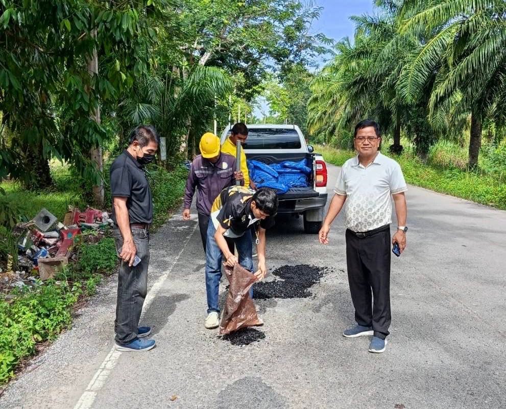 ดร.เสกสรร ริยาพันธ์ นายกเทศมนตรีตำบลควนศรี พร้อมด้วยเจ้าหน้าที่กองช่าง  ลงพื้นที่ ปรับปรุงซ่อมแซมถนน สายพรุพี - มอเก็ต หมู่ที่  5 บ้านมอเก็ต