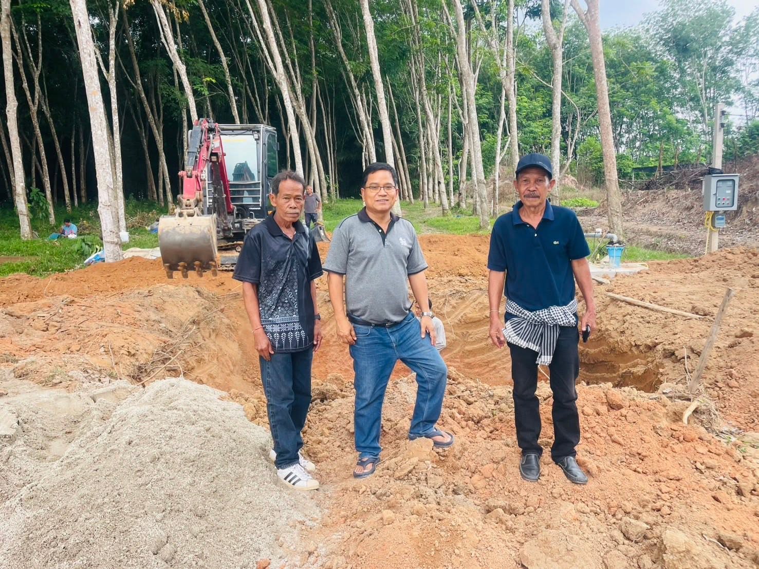 ดร.เสกสรร ริยาพันธ์ นายกเทศมนตรีตำบลควนศรี  พร้อมด้วย นางสาวหทัยทัต มีนา ปลัดเทศบาลฯ นายสมภพ  สุขเตี้ยม เลขานายกฯ สท.ภิรมณ์ รอดศรีนาค สท.สามารถ พัฒน์ชู และเจ้าหน้าที่กองช่าง ลงพื้นที่ตรวจงานวันหยุดเพื่อเร่งให้เสร็จตามเวลาที่กำหนด