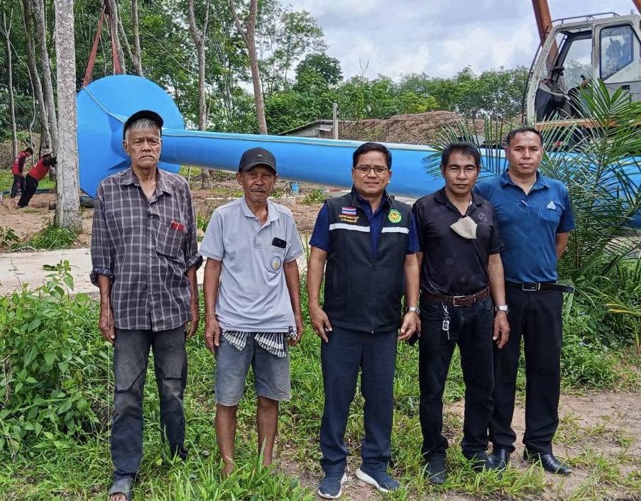 ดร.เสกสรร ริยาพันธ์ นายกเทศมนตรีตำบลควนศรี พร้อมด้วย นายสมภพ สุขเตี้ยม เลขานายกฯ นายธนวัฒน์ ศรีโชติ รองประธานสภาฯ สท.สามารถ พัฒน์ชู สท.ธัญญา ช่วยเพ็ญ  และเจ้าหน้าที่กองช่าง ลงพื้นที่ติดตามการดำเนินงานติดตั้ง ถังแชมเปญประปาหมู่บ้าน หมู่ที่ 8 บ้านควนวัด