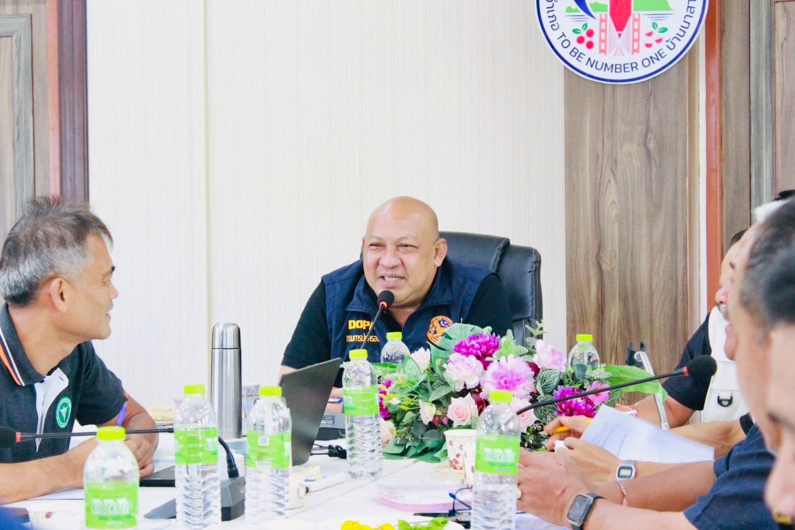 นายอุทัย เทือกสุบรรณ นายอำเภอบ้านนาสาร เป็นประธานในการประชุมเตรียมความพร้อมการบำบัดฟื้นฟู ผู้ติดยาเสพติด โดยชุมชนเป็นศูนย์กลาง (CBTx) ประจำปีปีงบประมาณ 2569 รุ่นที่ 1
โดยมี ดร.เสกสรร ริยาพันธ์ นายกเทศมนตรีตำบลควนศรี พร้อมด้วยนายไวพจน์ เพ็ชรศรี หัวหน้าสำนักปลัด เข้าร่วมการประชุมดังกล่าว ณ ห้องประชุมรวงผึ้ง ชั้น 2 สำนักงานสาธารณสุขอำเภอบ้านนาสาร ตำบลนาสาร อำเภอบ้านนาสาร