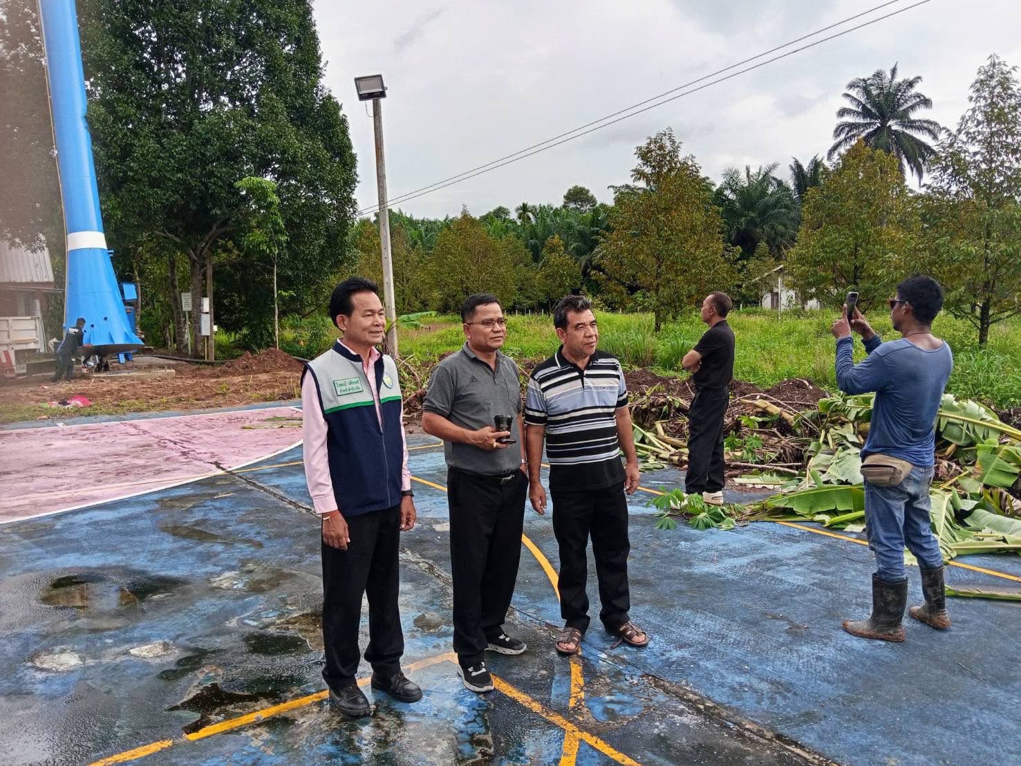 ดร.เสกสรร ริยาพันธ์ นายกเทศมนตรีตำบลควนศรี พร้อมด้วย นายสมภพ สุขเตี้ยม เลขานายกฯ นายไวพจน์ เพ็ชรศรี หัวหน้าสำนักปลัด และเจ้าหน้าที่กองช่าง ลงพื้นที่ติดตามการดำเนินงานติดตั้ง ถังแชมเปญประปาหมู่บ้าน หมู่ที่ 2 บ้านควนศรี