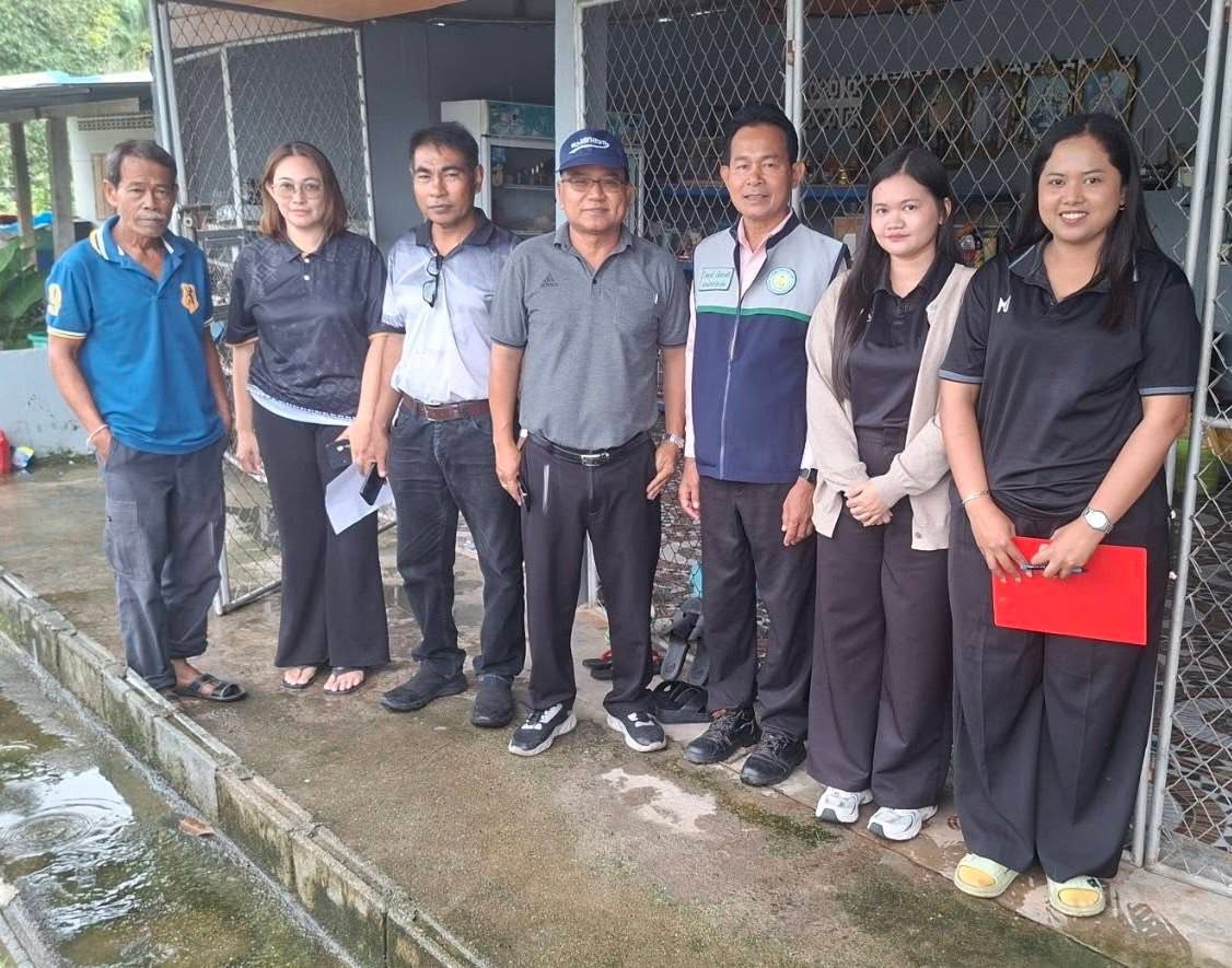 ดร.เสกสรร ริยาพันธ์ นายกเทศมนตรี พร้อมด้วย นายสมภพ สุขเตี้ยม เลขานายกฯ สท.ภิรมย์ รอดศรีนาค นายไวพจน์ เพ็ชรศรี หัวหน้าสำนักปลัด เจ้าหน้างานที่งานสาธารณะสุข และเจ้าหน้าที่งานงานป้องกันฯ ลงพื้นที่ดำเนินการฉีดพ่นหมอกควัน  เพื่อป้องกันการแพร่ระบาดของยุงลาย หมู่ที่ 7 บ้านควนพรุพี